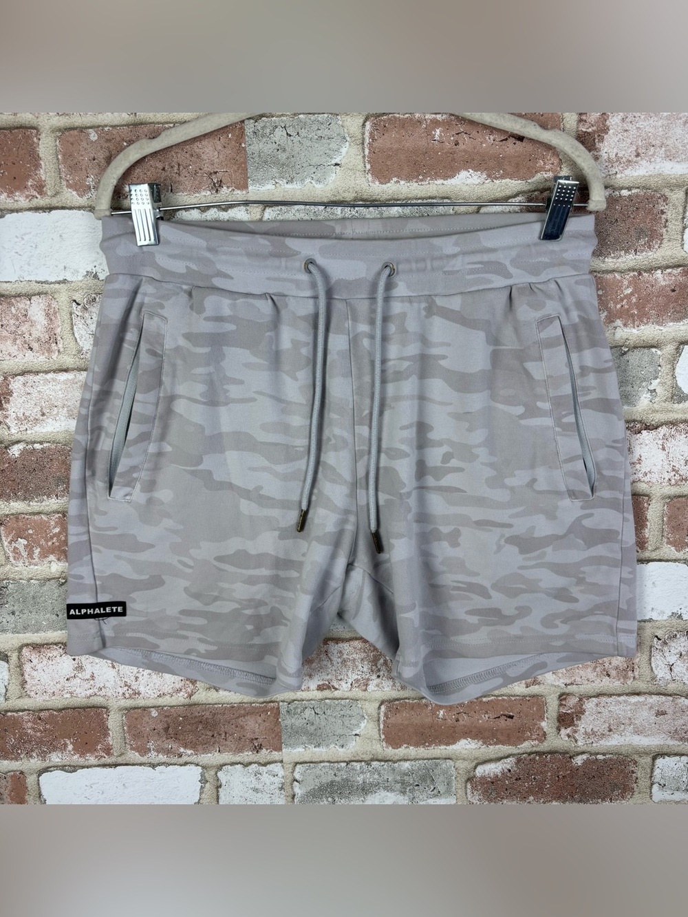 ALPHALETE Men’s Identity 6” shorts Large Light gray camo